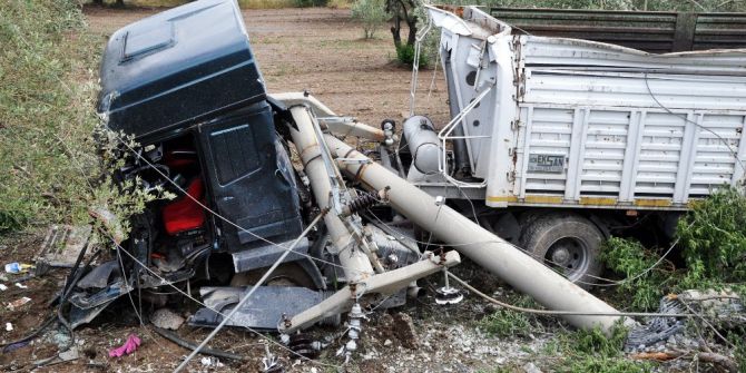 Şarampole Yuvarlanan Tır, Elektrik Direklerini Yıktı