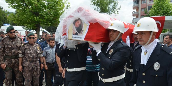 Şehit Öğretmen Gelin Duvağıyla Son Yolculuğuna Uğurlanıyor