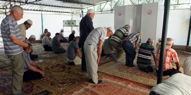 5 Yıldır Çadırda Namaz Kılıyorlar