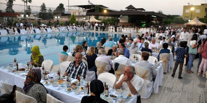 Mustafa Takmaklı Ve Eşi İftar Yemeği Verdi