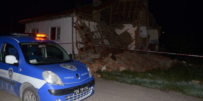 5 Kişilik Aile İçindeyken Evin Duvarı Çöktü