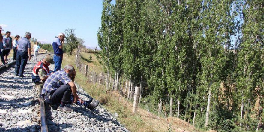 Sivas’ta Lokomotifin Çarptığı Çocuk Hayatını Kaybetti