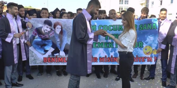 Mezuniyet Töreninde Sürpriz Evlilik Teklifi
