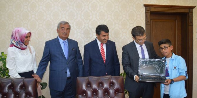 Kaymakam Öztürk Türkiye 3. Olan Tahirli Öğrenciye Laptop Hediye Etti