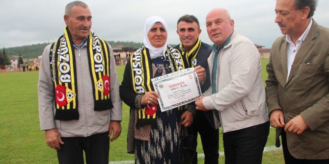 70 Yaşında Fanatik Beşiktaşlı Teyzeye Teşekkür Belgesi Ve Madalya Verildi