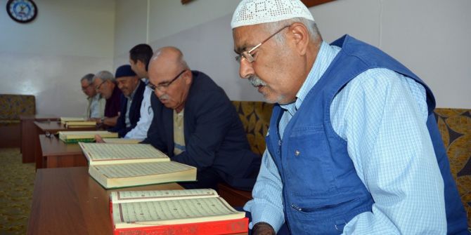 İlerlemiş Yaşlarına Rağmen Kur’an-ı Kerim Öğreniyorlar