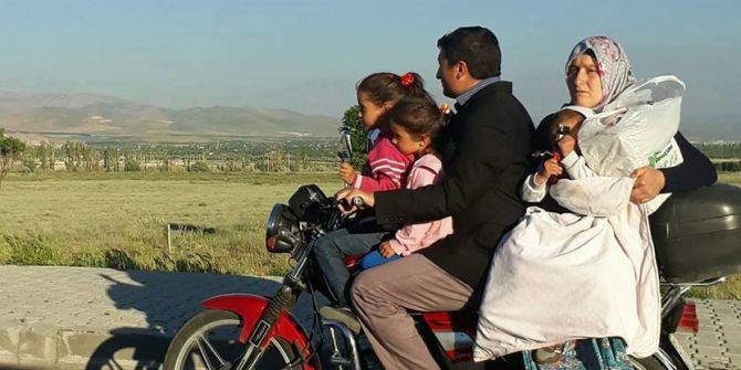 Motosiklet Üzerinde Aile Boyu Tehlikeli Yolculuk