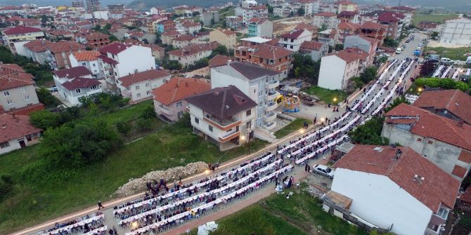 Beşiktaş Mahallesi’ndeki İftar Sofrasında Binlerce Kişi Bir Araya Geldi