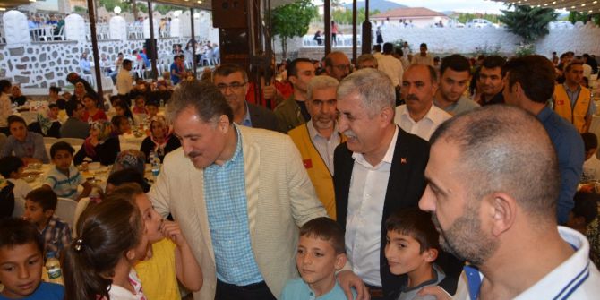 Malatya’da Yetim Ve Öksüzlere İftar Verildi