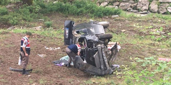 Hafif Ticari Araç Taklalar Atarak Tarlaya Uçtu: 2 Yaralı