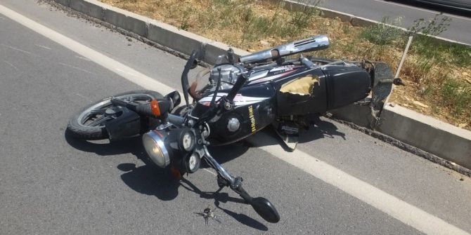 Balıkesir’de Motosiklet Minibüse Çarptı: 2 Yaralı