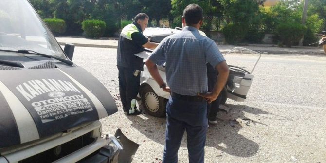 Otomobil Park Halindeki Minibüse Çarptı: 1 Ölü