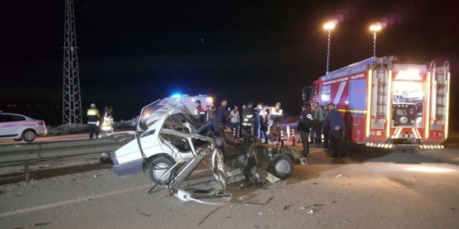 Bariyerlere Saplanan Otomobil Hurdaya Döndü: 1 Ölü