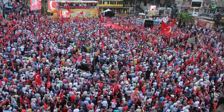 Rize’de Yağmura Rağmen Demokrasi Mitingine Yoğun Katılım