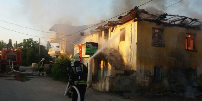 Denizli’de İki Katlı Binada Yangın