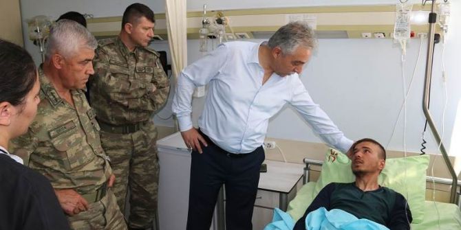 Vali Toprak Yaralı Asker Ve Korucuları Ziyaret Etti