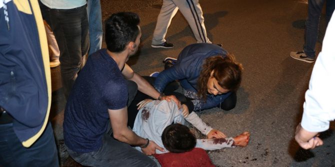 Yayaya Çarpan Motosiklet 50 Metre Sürüklendi: 2 Yaralı