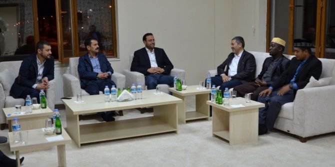 Vali Aktaş Dünyanın Çeşitli Ülkelerinden Gelen Hafızlar İle Buluştu