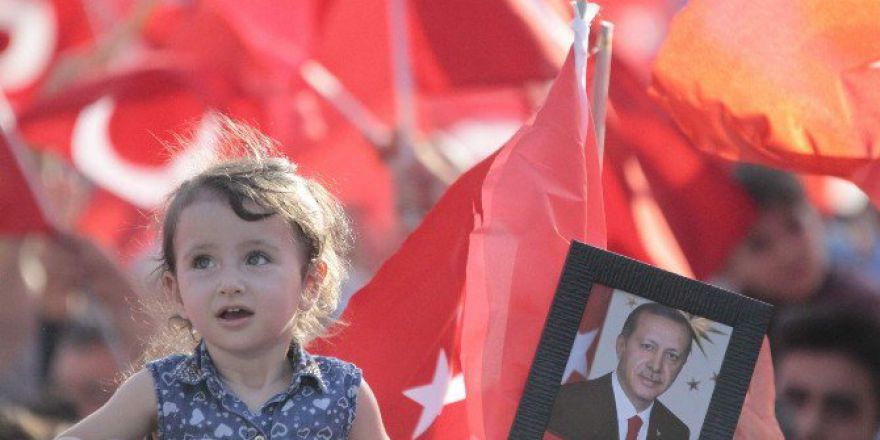 Bayrağını Alan 7’den 70’e Herkes Cumhuriyet Meydanı’na Koştu