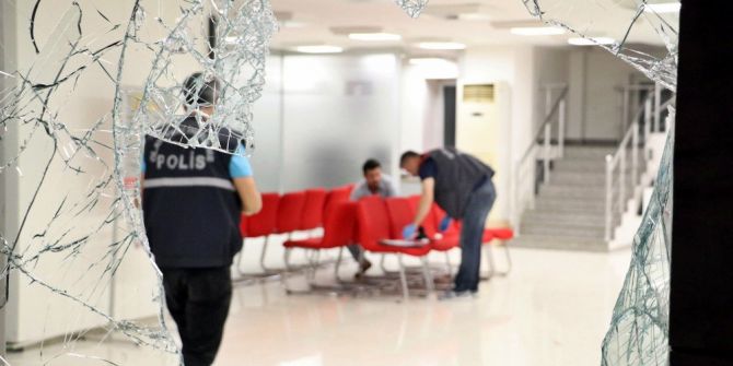 Bankada Eli Baltalı Maskeli Şahıs Alarmı