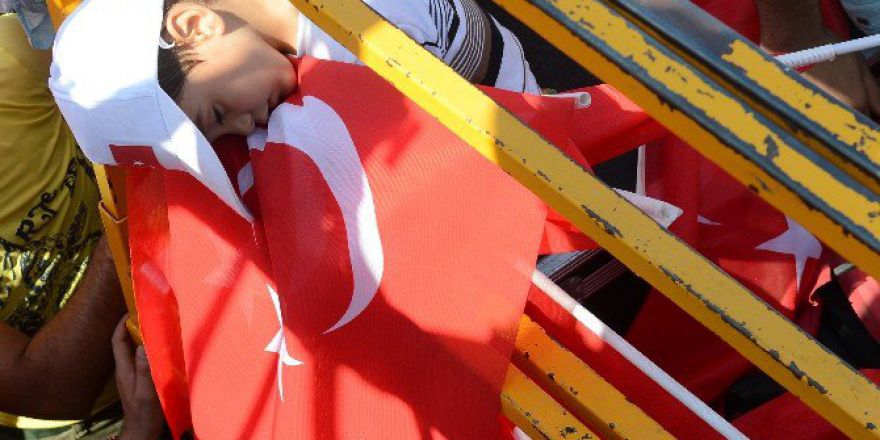 Vatandaşlar Miting Alanına Girebilmek İçin Bariyerlerden Atladı