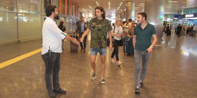 Milli Futbolcu Enes Ünal’a Havalimanı’nda Şok Gözaltı