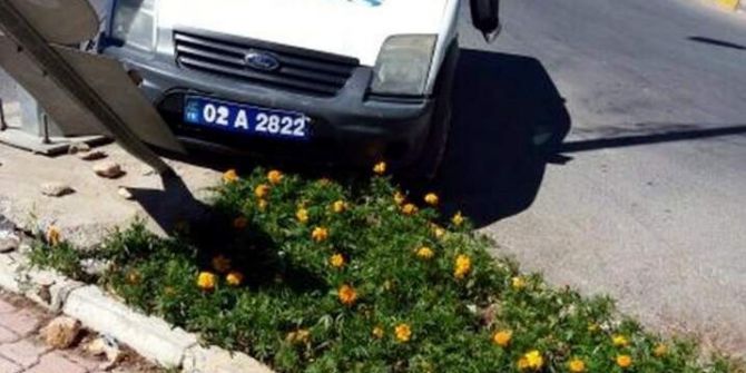 Polis Aracı İle Otomobil Çarpıştı