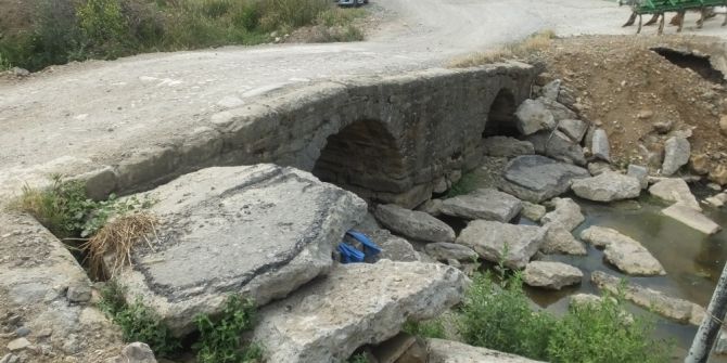 Burhaniye’de Roma Dönemi Köprüsü İlgi Bekliyor