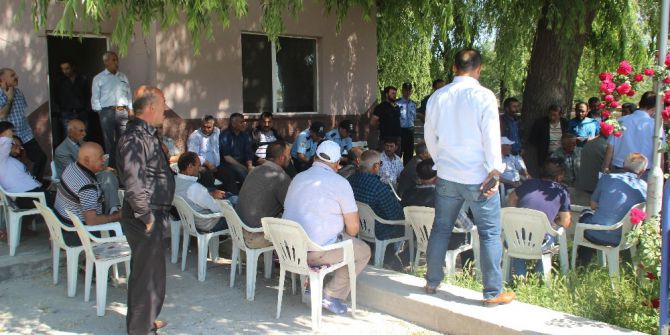 Ruhsatsız Hayvan Pazarına Alınmayan Besiciler Yol Kapatmaya Çalıştı