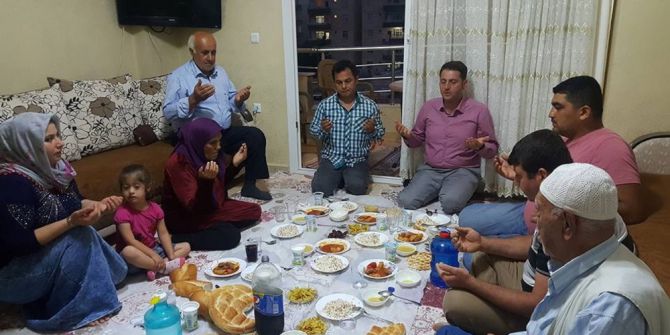 Ak Parti’liler Vatandaşın İftar Sofrasına Konuk Oluyor