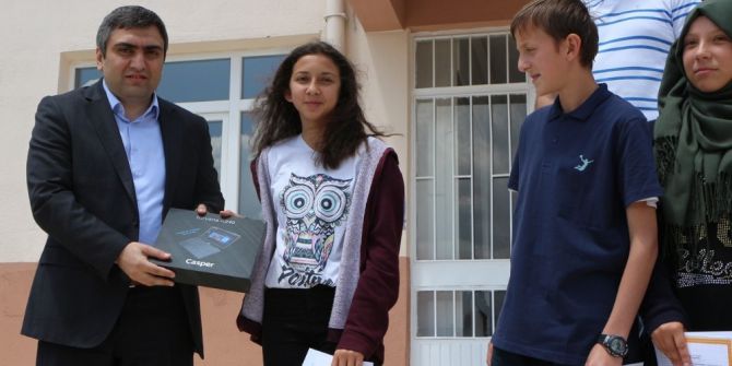 Başarılı Öğrenciler Tablet Bilgisayar İle Ödüllendirildi