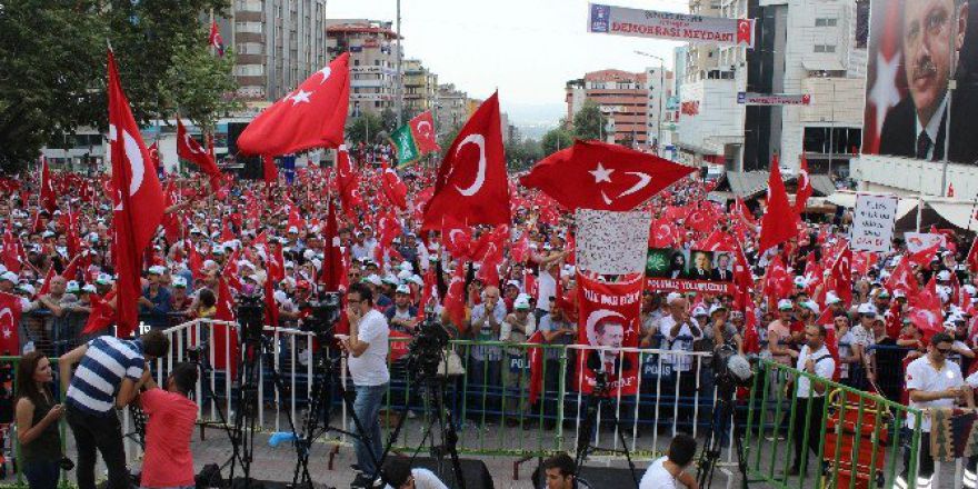 65 Bin Kişi Bursa 15 Temmuz Demokrasi Meydanı’na Akın Etti