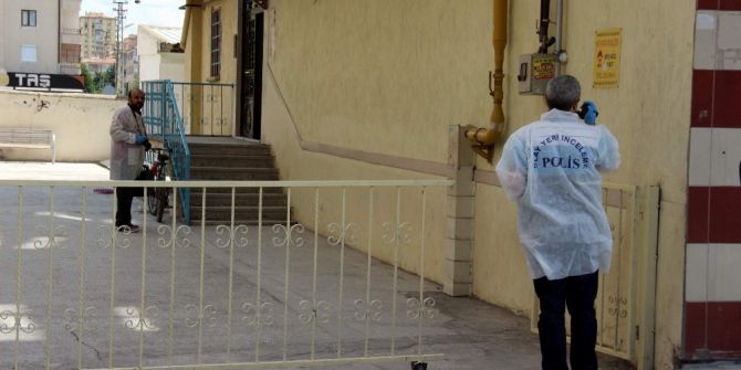 Kendisini Gardıroba Asarak İntihar Etti