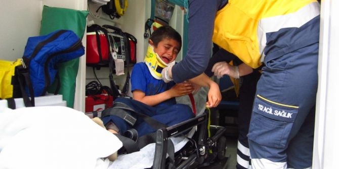 Bisikletiyle Park Halindeki Otomobile Çarpan Çocuk Yaralandı