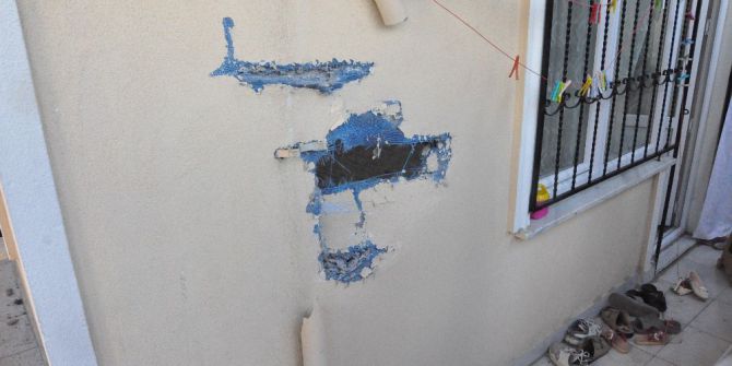 Mahalle Arasında Feci Kaza, Araçlardan Biri Eve Çarparak Durabildi: 4 Yaralı