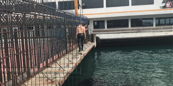 İstanbul’da Sıcaktan Bunalan Gençler Elbiseleriyle Denize Atladı