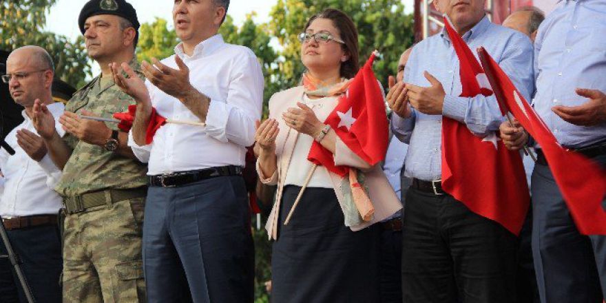 Gaziantep’teki Demokrasi Ve Şehitler Mitingi