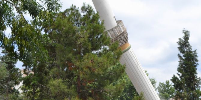 Yarım Asırlık Minare Kepçeyle Yıkıldı