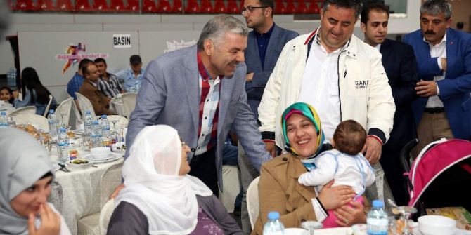 Başkan Çelik Çalışma Arkadaşlarıyla İftar Yaptı