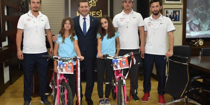 Tenisçilere Başkan Yılmaz’dan Bisiklet
