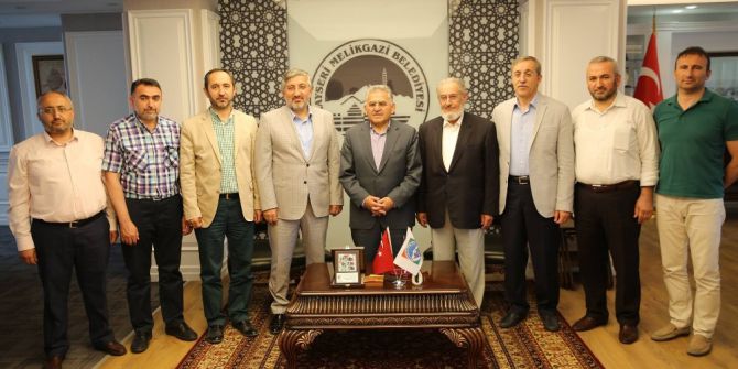 İlim Yayma Cemiyeti’nden Büyükkılıç’a Plaket