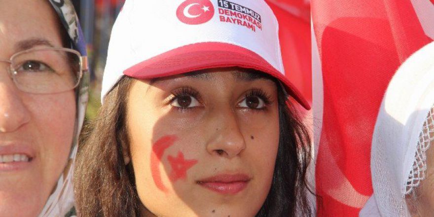 Diyarbakır’da Binlerin Katılımıyla ‘Demokrasi Ve Şehitler Mitingi’ Yapıldı