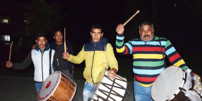 Ailecek Davulculuk Yapıyorlar