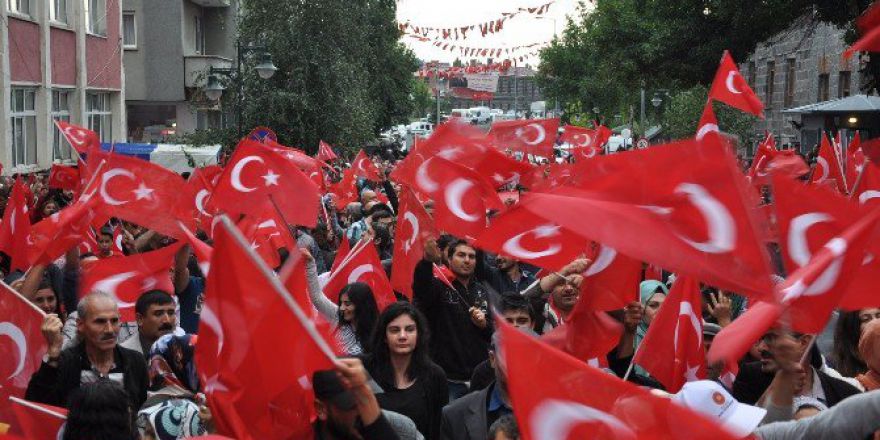 Karslılar Yağmur Altında ‘Demokrasi Nöbeti’ Tuttu