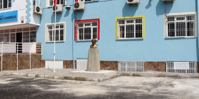 Akdeniz Belediyesi’nden Okula Atatürk Büstü Desteği