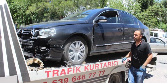 Otomobille Hafif Ticari Araç Çarpıştı: 2 Yaralı