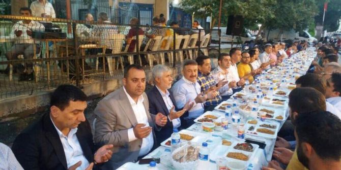 Ak Parti Mezitli İlçe Teşkilatı, İftarda Bir Araya Geldi