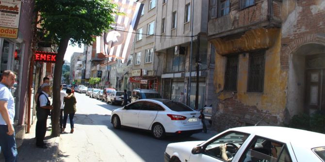 Edremit’te Eski Binadan Kopan Parça Otomobilin Üzerine Düştü