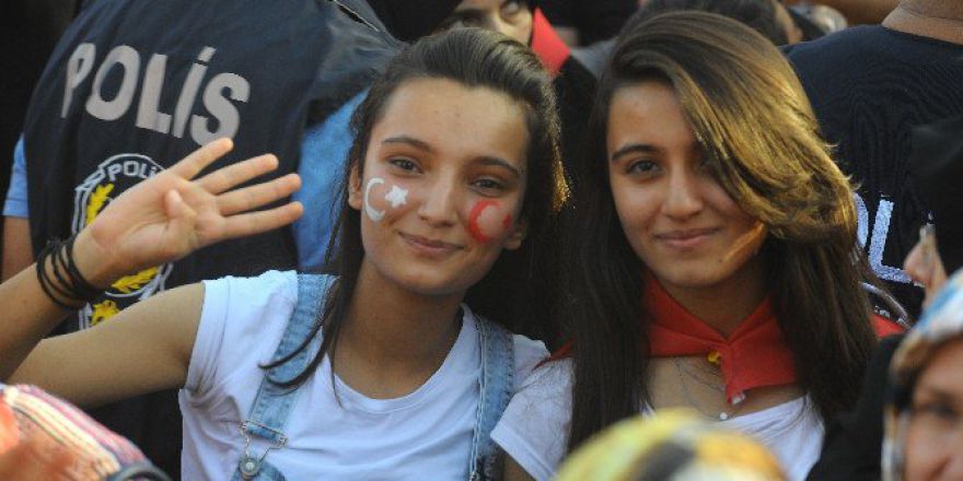 Van’da Meşaleli Demokrasi Nöbeti