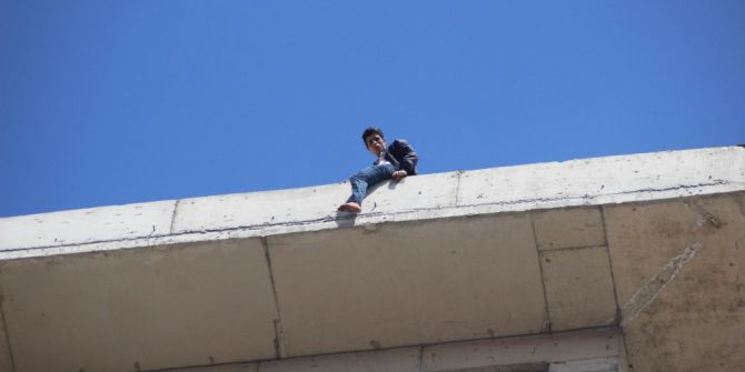 Kirasını Ödeyemedi, Çatıya Çıktı